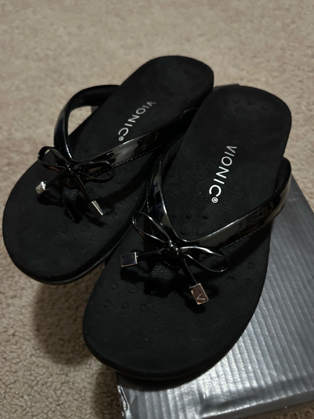 NWB Vionic Bella Black Patent Flip Flop Sandals